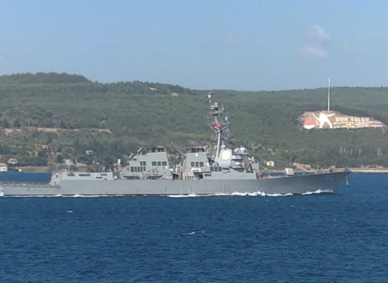 Эсминец США входит в Черное море