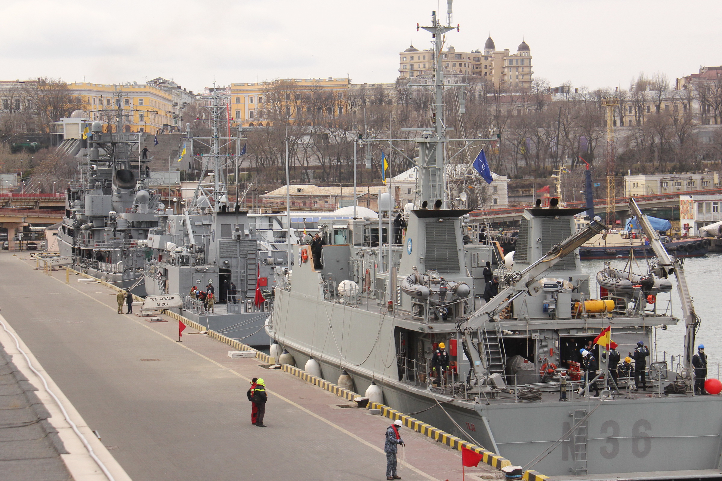 Корабль НАТО стал с видом на Потемкинскую лестницу