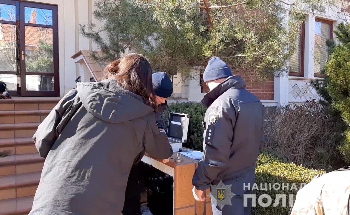 В Одессе на крыше частного дома нашли обломки квадракоптера и гранаты. Скриншот Нацполиции